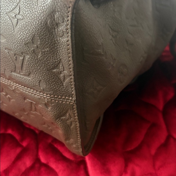 Louis Vuitton - Picture 6 of 9